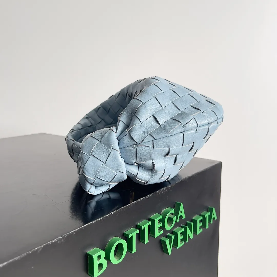 Batch 1120 Bottega veneta͙.——The latest braided and knotted hobo🔥 The top-grade lambskin leather is very soft, the bag shape is unique, practical and durable. It retains the traditional weaving elements while being a bit more flamboyant ~ Made of hand-woven sheepskin, zipper opening and closing, curved seamless structure, effortless to match. Highly recommended⚠️⚠️⚠️ The highest-end in the market🌈 Welcome to compare [Factory equipped with full package] size: 23x15x5cm.   Model: 651876
